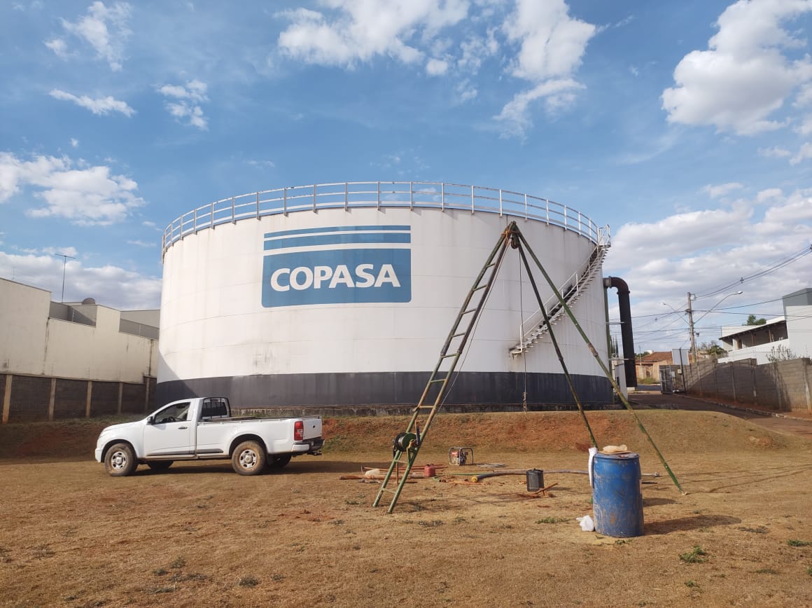Equipamento de sondagem da Uai Solo em uma obra industrial